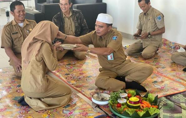 Salah seorang pegawai DKPUS menerima suapan nasi tumpeng dari Kepala DKPUS Babel. 