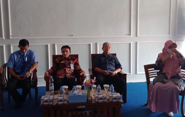 Kepala DKPUS Babel, Rakhmadi, memberikan pembekalan akreditasi perpustakaan sekolah mulai SD hingga SMA se-Kabupaten Belitung Timur, Kamis (24/8/2023). Kepala DKPUS Babel, Rakhmadi, memberikan pembekalan akreditasi perpustakaan sekolah mulai SD hingga SMA se-Kabupaten Belitung Timur, Kamis (24/8/2023).