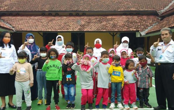 Guru dan anak-anak PAUD Ceria Gabek Dua Pangkalpinang foto bersama Kabid Pembinaan dan Pengembangan Perpustakaan DKPUS Babel, Pustakawan DKPUS Babel, Rabu (16/6/2021).