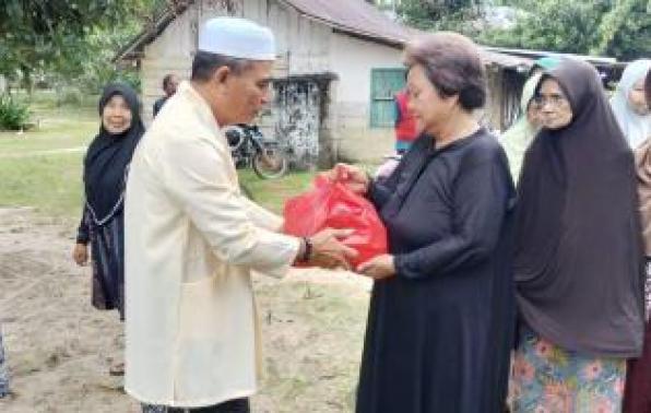 Kepala DKPUS Babel yang juga Ketua Prenggu Belitong, Rakhmadi menyerahkan bantuan paket sembako kepada kaum dhuafa. Kepala DKPUS Babel yang juga Ketua Prenggu Belitong, Rakhmadi menyerahkan bantuan paket sembako kepada kaum dhuafa.