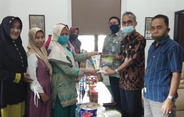 Kepala DKPUS Babel memberikan Buku kepada Kepala SDN 12 Jebus.