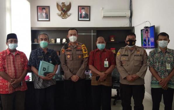 Kepala DKPUS Babel Dr Asyraf Suryadin foto bersama Kapolres Pangkalpinang.