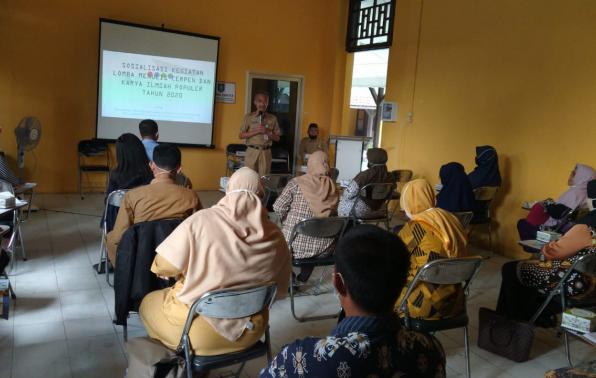 Kepala DKPUS Babel Dr Asyraf Suryadin memberikan sambutan pembukaan sosialisasi Lomba Menulis Cerpen dan Karya Ilmiah Populer kepada Perwakilan Guru Se-Babel.