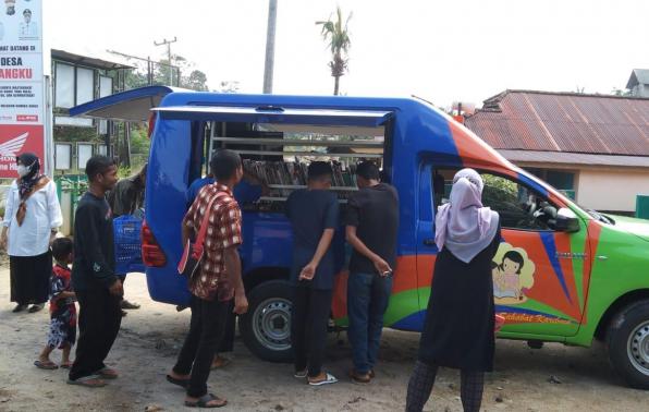 Mobil Pusling Provinsi saat memberikan layanan di halaman Kantor Kades Sangku, Tempilang, Bangka Barat, Rabu (19/10/2022).