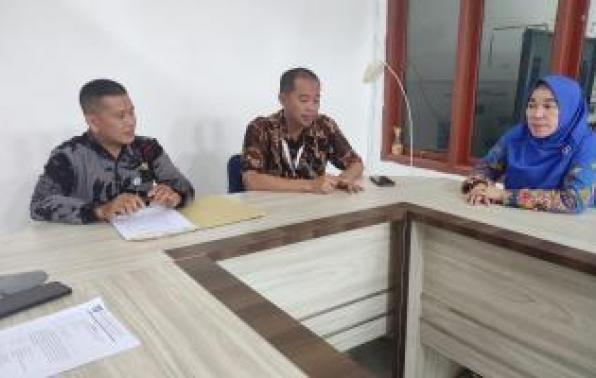 Kepala DKP Bangka Barat Farouk Yohansyah menyambut langsung kedatangan Tim Naskah Kuno dan BID KID DKPUS Babel, yang dipimpin Kepala Bidang Pelestarian Koleksi Nasional dan Pelestarian Naskah Kuno Dr. Mirdayati. (foto: istimewa).