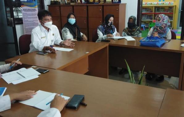 Rakhmadi Kepala DKPUS Babel memberikan pengarahan kepada Arsiparis DKPUS Babel, Rabu 9 Juni 2021 di Ruang Rapat DKPUS Babel.
