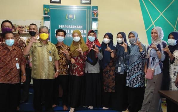 Tim Juri Lomba Perpusdes Tingkat Prov. Kep. Babel foto bersama disela penilaian Perpusdes Kimak, 3 Juni 2021
