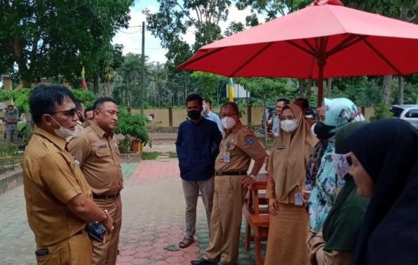 Rakhmadi Kepala DKPUS Babel meninjau Perpusdes Tiram, Bangka Selatan, 7 Juni 2021.