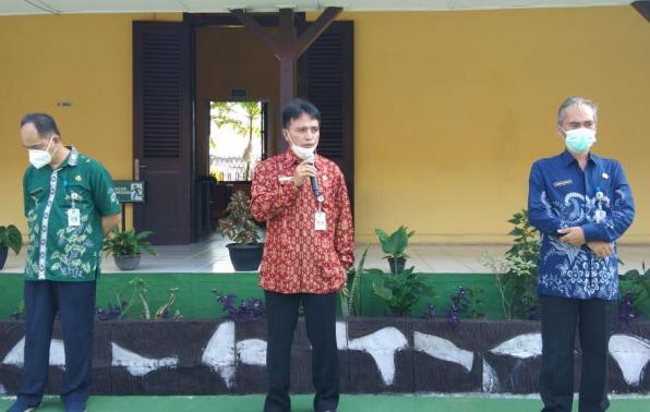Rakhmadi menyampaikan pesan saat Sertijab Kepala DKPUS Babel di Halaman Tengah Kantor DKPUS Babel, 3 Juni 2021.