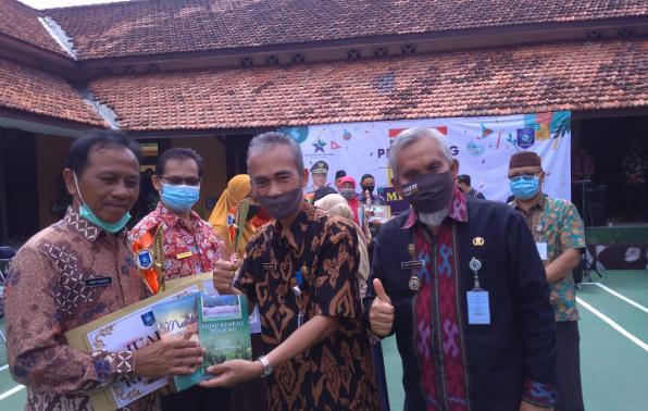 Penyerahan Hadiah Pemenang Lomba Minat Baca, Perpustakaan Sekolah dan Perpustakaan Desa/Kelurahan di Halaman Tengah Kantor DKPUS Babel, Kamis 13 Agt 2020.