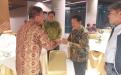 Kepala DKPUS Babel Rakhmadi disambut Kepala Perpusnas RI M. Syarif Bando.