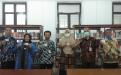 Lima Kepala SMAN foto bersama Kadis DKPUS Babel, disela-sela penyerahan Kartu Anggota Perpustakaan Provinsi