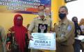 Kepala DKPUS Babel Dr Asyraf Suryadin menyerahkan hadiah kepada pemenang lomba.
