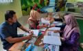 Tim Pustakawan DKPUS Babel sedang melakukan pemeriksaan persyaratan akreditasi Perpustakaan SMKN 2 Pangkalpinang.