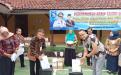 Kepala DKPUS Babel Rakhmadi bersama Sekretaris DKPUS Babel Yopi Wijata simbolis melakukan penghancuran arsip, Kamis (23/11/2023).
