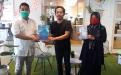 Penyerahan bantuan bahan bacaan untuk "Pojok Baca Sekaput" di Warkop Papa.