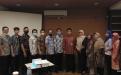 Peserta Bimbingan Teknis Implementasi E-Arsip Terintegasi foto bersama Kepala DKPUS Babel Rakhmadi dan Tim ANRI.