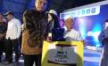 Kepala DKPUS Babel Rakhmadi menyerahkan hadiah ke pemenang Lomba Festrip 2 Babel Tahun 2023, Sabtu (2/12/2023).