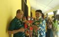Kepala DKPUS Babel Rakhmadi memberikan potongan tumpeng pertama kepada Sekretaris DKPUS Babel Agus Afandi.