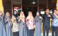  Kabid Pelestarian Koleksi Nasional dan Pelestarian Naskah Kuno DKPUS Babel foto bersama Ketua dan Tim KID Provinsi Babel. 