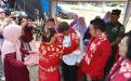 Kepala DKPUS Babel Rakhmadi mewakili Pj Gubernur Babel Safrizal dikalungi sal khas batik Babel.