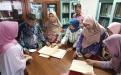 Tim Pustakawan DKPUS Babel saat diajari sekilas cara membuat kotak asam penyimpanan naskah kuno di Dinas Arpus Jateng, Kamis (7/12/2023).