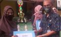 Kepala DKPUS Babel Dr Asyraf Suryadin menyerahkan hadiah kepada Mega Juara Arsiparis Teladan Tingkat Provinsi Babel Tahun 2020.