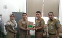 Kepala DKPUS Babel, Rakhmadi, didampingi Kabid Pengelolaan Arsip Daerah Provinsi Babel, Dino Golput, menerima simbolis berkas Plt Kepala BPOM di Pangkalpinang, Andhika Achmad Sugiarto, Selasa (12/9/2023). 