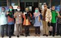 Didampingi Kepala DKPUS Babel, Anggota DPRD Beltim memperlihatkan Kartu Keanggotaan Perpustakaan Pemprov Babel.