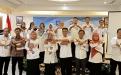 Rakhmadi Kepala DKPUS Babel didampingi Kabid Pengelolaan Arsip Daerah DKPUS Babel Doni Golput foto bersama penerima LAKE 2022, Rabu (30/11/2022).