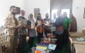 Penyerahan buku "Membaca Menunggu Surga" karangan Dr Asyraf Suryadin.