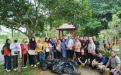 Plt Kepala DKPUS foto bersama Pegawai DKPUS, usai bersih-bersih Jalan Pulau Bangka, Jumat (17/1/2025).