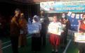 Kepala DKPUS Babel Dr Asyraf Suryadin menyerahkan hadiah kepada para Juara Lomba Menulis Puisi.