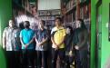 Kepala DKPUS Babel Dr Asyraf Suryadin foto bersama Kades dan Pengelola Perpustakaan ARSITA Air Belo, Mentok.