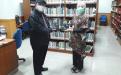 Padli Kepala Bidang Pengelolaan dan Pelestarian Arsip DKPUS Babel menyerahkan Sejarah buku Bangka Belitung kepada Direktur Deposit dan Pengembangan Koleksi Perpustakaan  Perpusnas RI, Emiati.(foto: ist).
