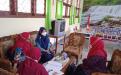 Pustakawan DKPUS Babel sedang memberikan pembinaan akreditasi ke Kepala Sekolah dan Pengelolaan Perpustakaan SMAN 1 Belinyu, Kamis (4/3/2021)