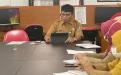 Kepala DKPUS Babel Rakhmadi memimpin rapat evaluasi kinerja bidang kearsipan DKPUS Babel, Selasa (12/4/2022).
