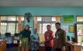 kepala DKPUS Babel Rakhmadi besama Tim Asesor Perpusnas RI disela visitasi perpustakaan sekolah di Beltim.