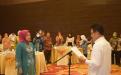 Sekda Provinsi Babel Dr Drs Naziarto, S.H., M.H, saat mengukuhkan Sri Rahayu Mulya Naziarto, S.A.P menjadi Bunda Literasi Provinsi Babel Masa Bhakti 2022-2024.