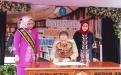 Bunda Literasi Provinsi Kepulauan Bangka Belitung Sri Rahayu Mulya Naziarto menyaksikan penandatanganan berita acara Pengukuhan Bunda Literasi Kabupaten Bangka, Yusmiati Mulkan, Senin (10/10/2022).