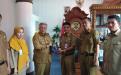 Kepala DKPUS Provinsi Babel Rakhmadi menyerahkan Buku Telisik Sejarah Pembentukan Bangka Belitung menjadi Provinsi kepada Bupati Bangka Barat Sukirman, Senin (14/3/2022).