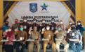 Kepala DKPUS Babel Rakhmadi foto bersama Juri dan Peserta usai membuka membuka Lomba Pustakawan Berprestasi Tingkat Provinsi Tahun 2021, Selasa (29-6-2021)
