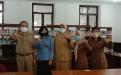 Sekdis didampingi Pustakawan DKPUS Babel foto bersama Pengelola Perpustakaan SMKN 1 Pangkalpinang.