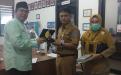 Kepala DKPUS Babel Rakhmadi menerima cinderamata dari Anggota DPD RI dapil Babel Ustad Zuhri.