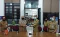 Kepala DKPUS Babel Asyraf Suryadin menyerahkan buku Sejarah Bangka Belitung menjadi Provinsi kepada perwakilan Dinas Perpustakaan dan Kearsipan Kabupaten Bangka Barat.