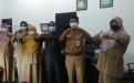 Kepala DKPUS Babel Rakhmadi Bersama Wakil Ketua DPRD Bangka Tengah Batianus foto bersama sembari salam arsip. (foto: istimewa).