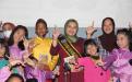 Bunda Literasi Babel Sri Rahayu Mulya Naziarto bersama bersama anak-anak Bangka, disela Peringatan Hari Anak Nasional di RRI Babel, Minggu (24/7/2022)
