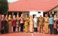 Bunda Literasi Babel Sri Rahayu Mulya Naziarto foto bersama Kepala DKPUS Babel dan peserta diskusi Literasi di Kabupaten Bangka Selatan.