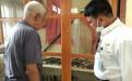 Kepala DKPUS Babel Rakhmadi melihat-lihat koleksi peninggalan Kerajaan Badau, di Museum Kerajaan Badau, Belitung.