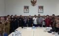 Kepala DKPUS Babel, Ketua dan Anggota Komisi I DPRD Babel foto bersama Kepala Dinas Perpustakaan Sumsel. 
